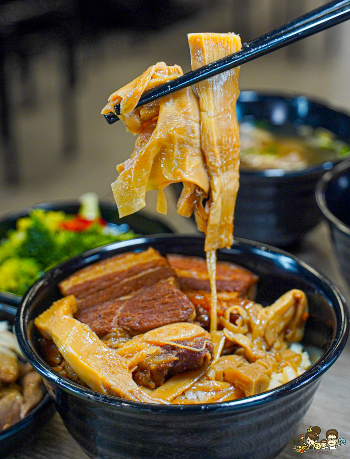 三兩二滷肉飯 黑豬肉 古早味 阿嬤 傳承 好吃 高雄美食 控肉飯 白菜滷 古早味 懷舊 隱藏版 蒸蛋湯