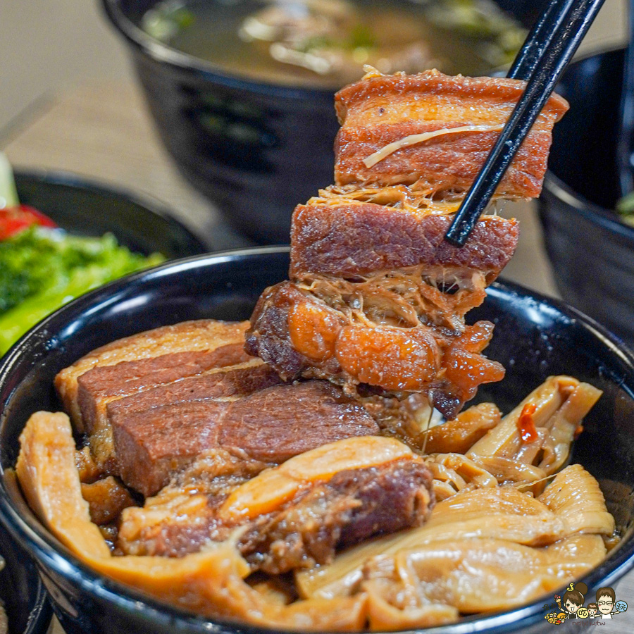 三兩二滷肉飯 黑豬肉 古早味 阿嬤 傳承 好吃 高雄美食 控肉飯 白菜滷 古早味 懷舊 隱藏版 蒸蛋湯