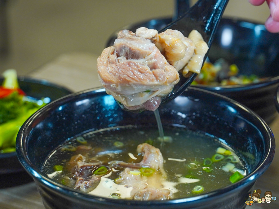 三兩二滷肉飯 黑豬肉 古早味 阿嬤 傳承 好吃 高雄美食 控肉飯 白菜滷 古早味 懷舊 隱藏版 蒸蛋湯