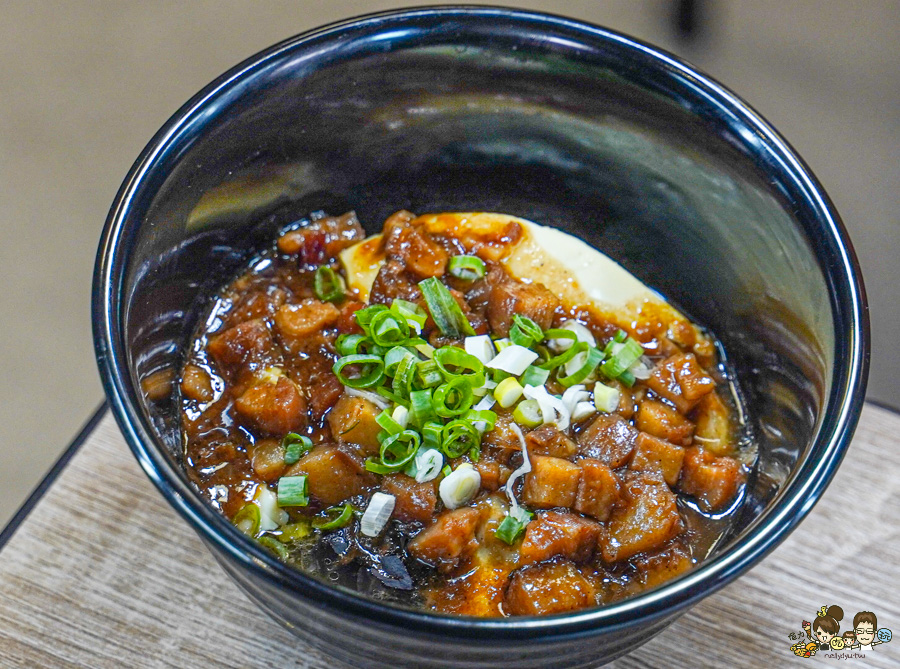 三兩二滷肉飯 黑豬肉 古早味 阿嬤 傳承 好吃 高雄美食 控肉飯 白菜滷 古早味 懷舊 隱藏版 蒸蛋湯