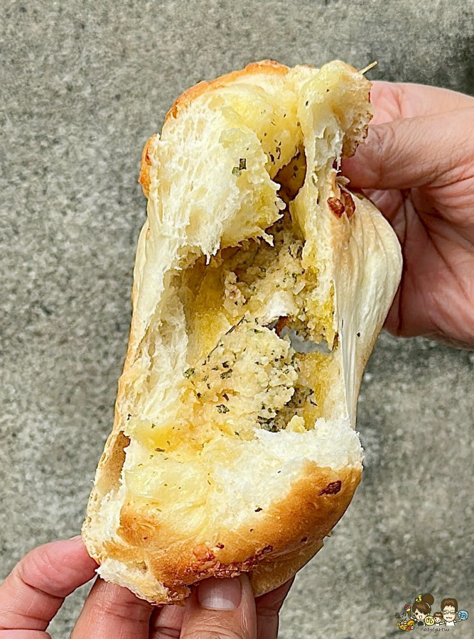 胡甲園麵包店 銅板麵包 高雄 麵包 好吃 便宜 20元麵包 鳳梨酥 伴手禮 