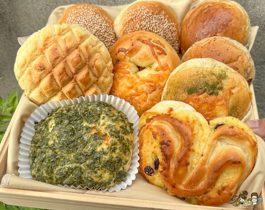 胡甲園麵包店 銅板麵包 高雄 麵包 好吃 便宜 20元麵包 鳳梨酥 伴手禮 