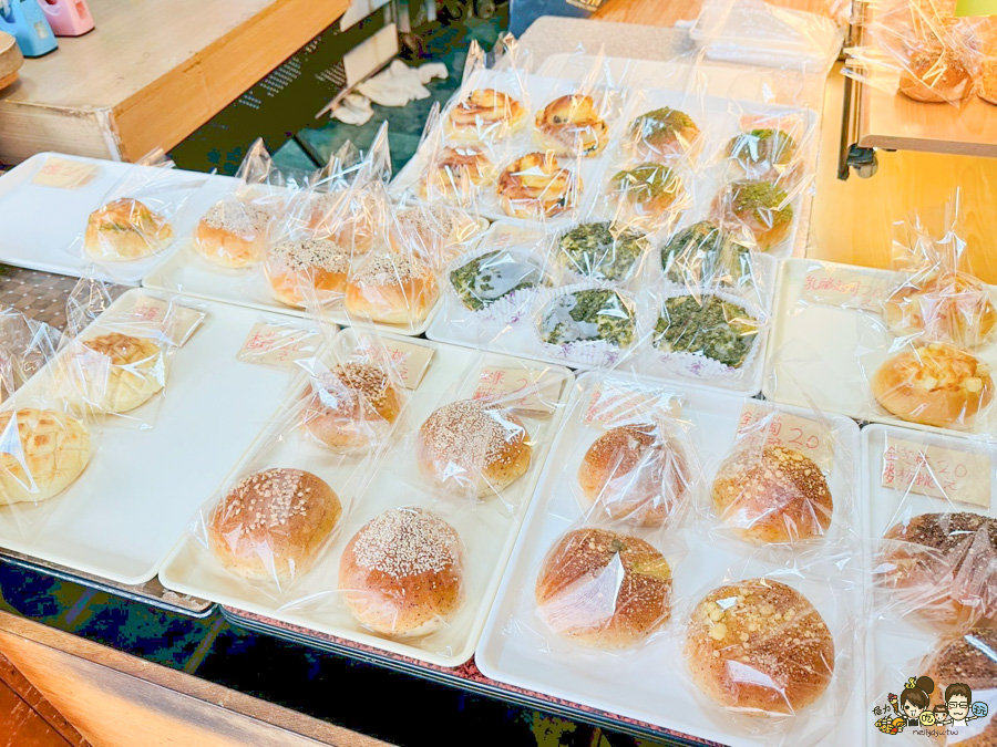 胡甲園麵包店 銅板麵包 高雄 麵包 好吃 便宜 20元麵包 鳳梨酥 伴手禮 