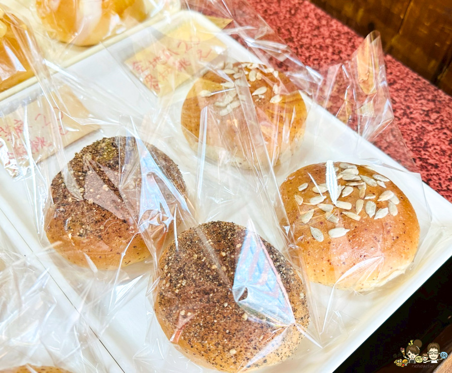 胡甲園麵包店 銅板麵包 高雄 麵包 好吃 便宜 20元麵包 鳳梨酥 伴手禮 