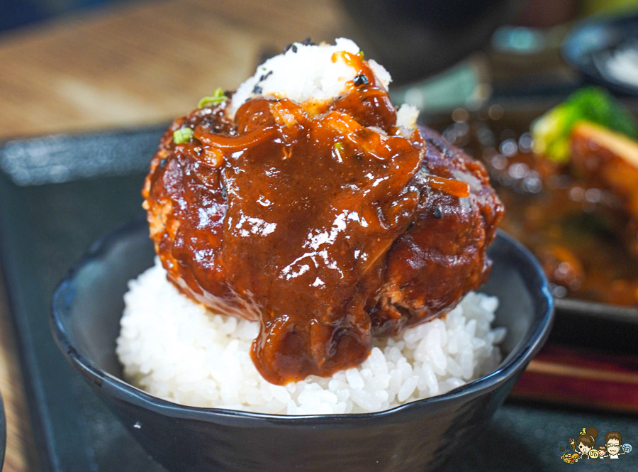 森本日式和風洋食堂 手作漢堡排 厚實滑嫩蛋包飯 雙拼咖哩醬 老店 熟客超多 日本老闆