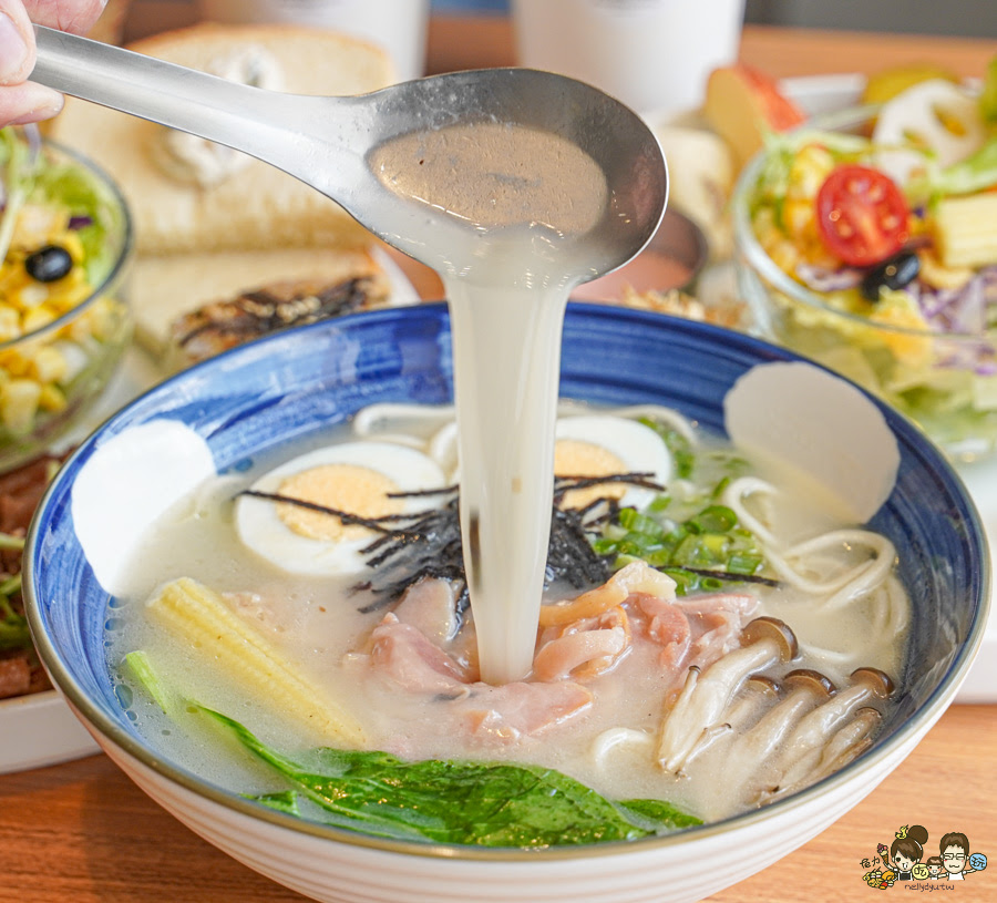 米良居 推薦 必吃 再訪 高雄早午餐 拼盤 好吃 私房 豚肉 米漢堡 手工日曬麵