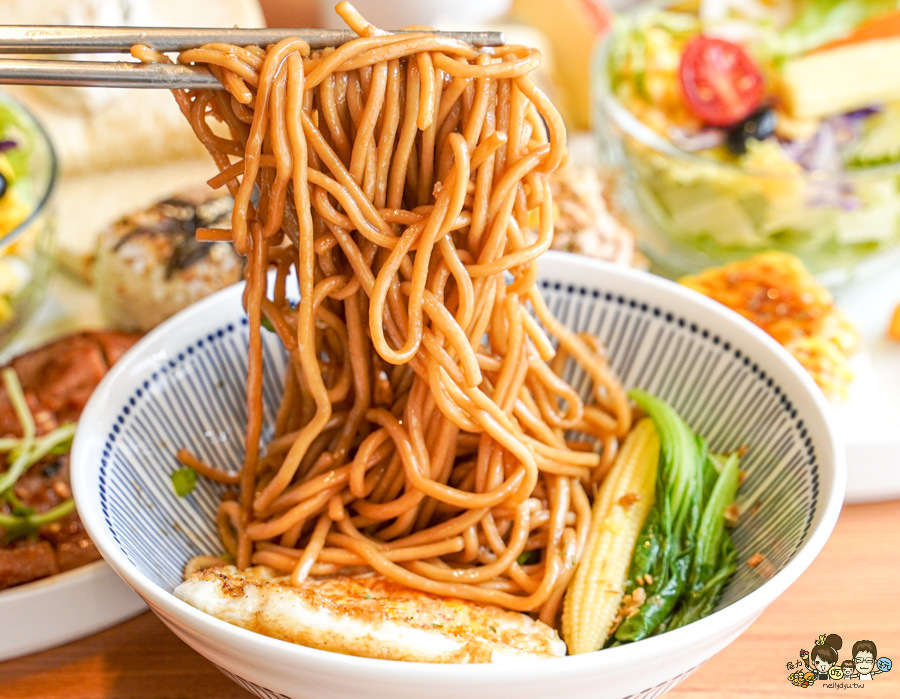 米良居 推薦 必吃 再訪 高雄早午餐 拼盤 好吃 私房 豚肉 米漢堡 手工日曬麵