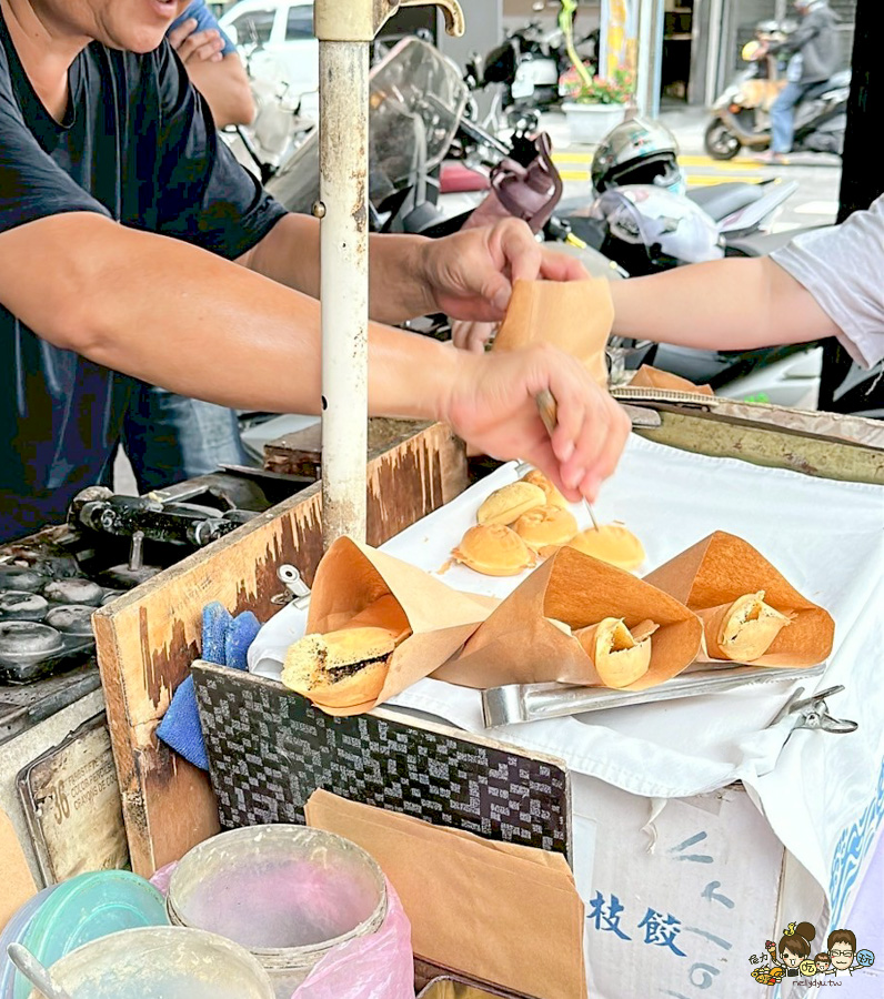 幸福雞蛋糕 銅板美食 好吃 推薦 必吃 必買 下午茶 點心 學區 石頭餅 古早味 完成