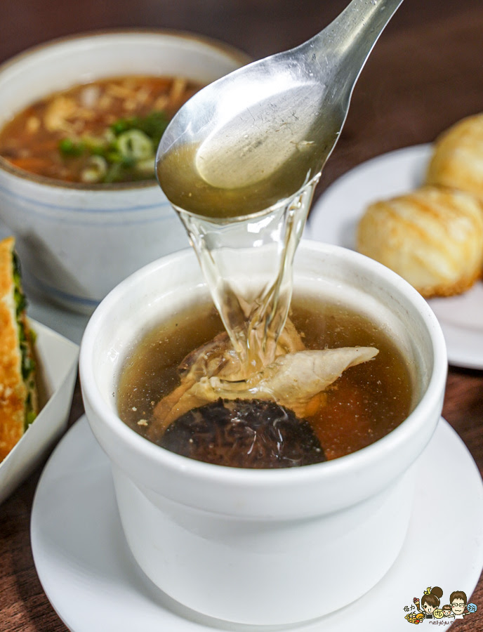 老正興館金牌蔥油餅 高雄美食 必吃 團購 排隊 在地 傳承 蘿蔔酥 小籠包 捲餅 清蒸臭豆腐