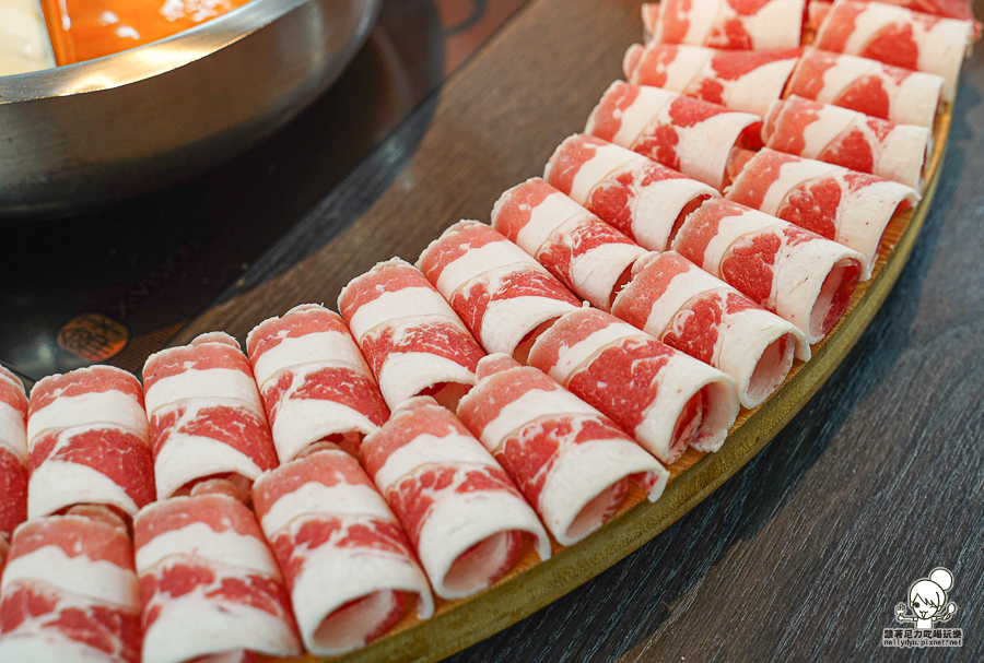 高雄火鍋 聚餐 聚會吃 火鍋 好吃 高雄美食 海鮮 兔子 限定 肉盤 大肉盤 自助吧