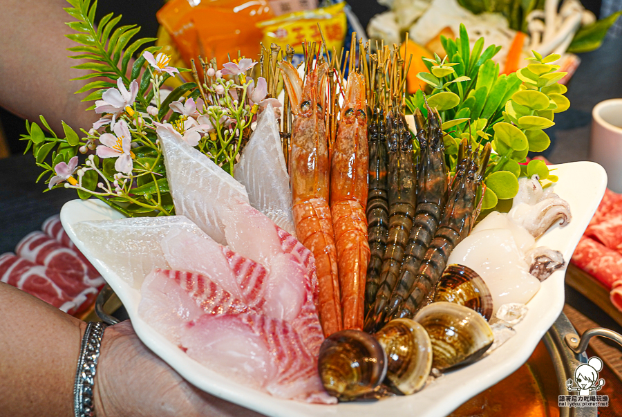 高雄火鍋 聚餐 聚會吃 火鍋 好吃 高雄美食 海鮮 兔子 限定 肉盤 大肉盤 自助吧