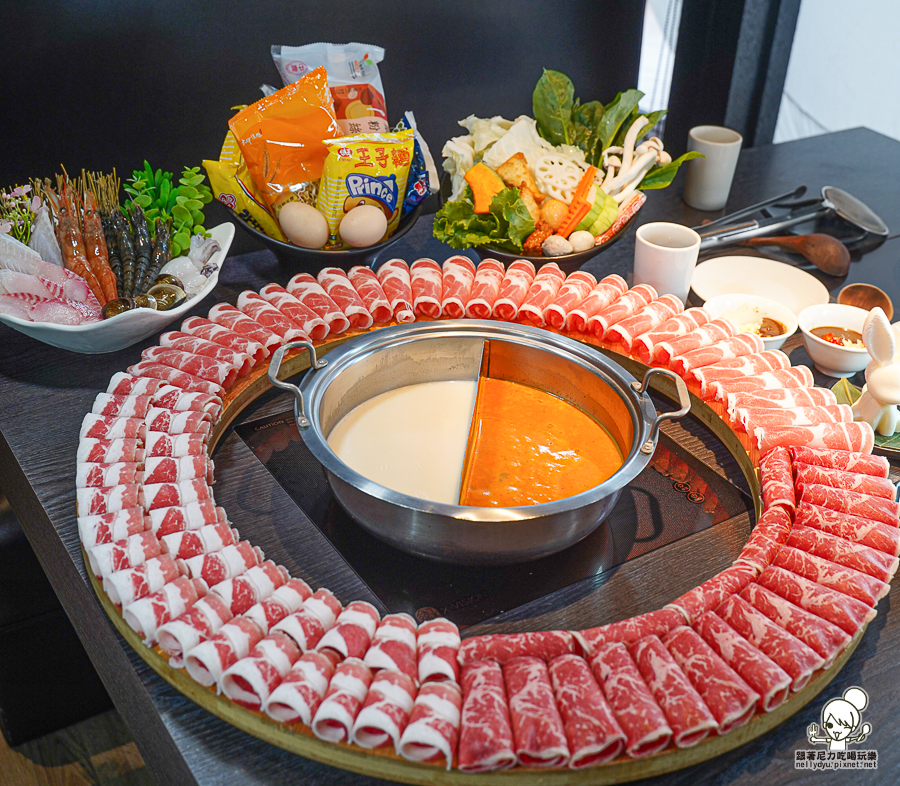 高雄火鍋 聚餐 聚會吃 火鍋 好吃 高雄美食 海鮮 兔子 限定 肉盤 大肉盤 自助吧