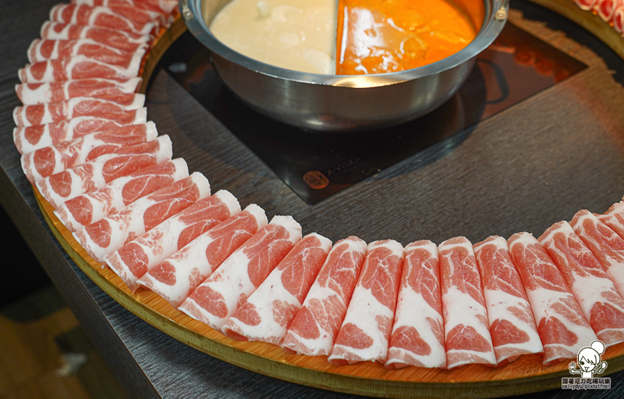 高雄火鍋 聚餐 聚會吃 火鍋 好吃 高雄美食 海鮮 兔子 限定 肉盤 大肉盤 自助吧