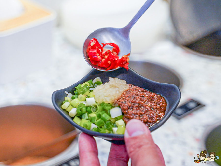 火鍋吃到飽 旋轉火鍋 鍋物 迴轉鍋物 熱炒 熟食 海鮮 肉品 湯頭 高雄火鍋 高雄必吃
