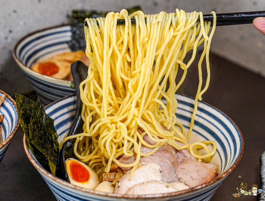 宏麵屋 高雄拉麵 好吃拉麵 必吃 在第十年 河堤社區 河堤美食 必吃 排隊 好吃 推薦 拉麵