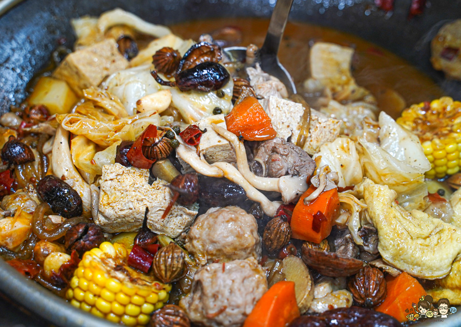 一週只開三天半的鐵娘子鉄燉雞，招牌燉雞、手工鍋邊玉米餅、不吃辣也能吃養生菌菇古早味雞湯、私房手路菜