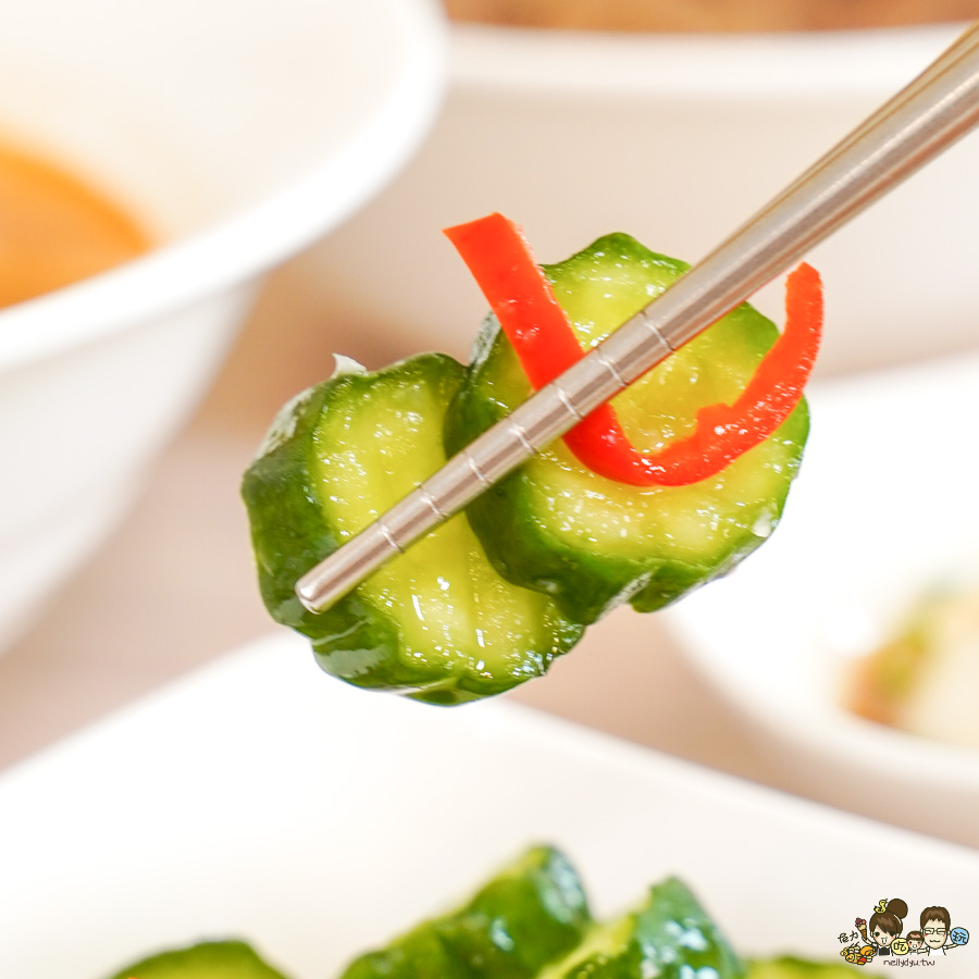 牛忘了呼吸 極品牛肉麵 麵食 乾拌 免費加湯 免費加麵 免費紅茶 必吃 高雄牛肉麵 韓國人都來吃