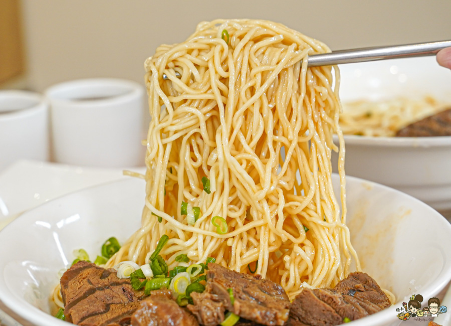 牛忘了呼吸 極品牛肉麵 麵食 乾拌 免費加湯 免費加麵 免費紅茶 必吃 高雄牛肉麵 韓國人都來吃
