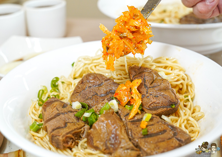 牛忘了呼吸 極品牛肉麵 麵食 乾拌 免費加湯 免費加麵 免費紅茶 必吃 高雄牛肉麵 韓國人都來吃