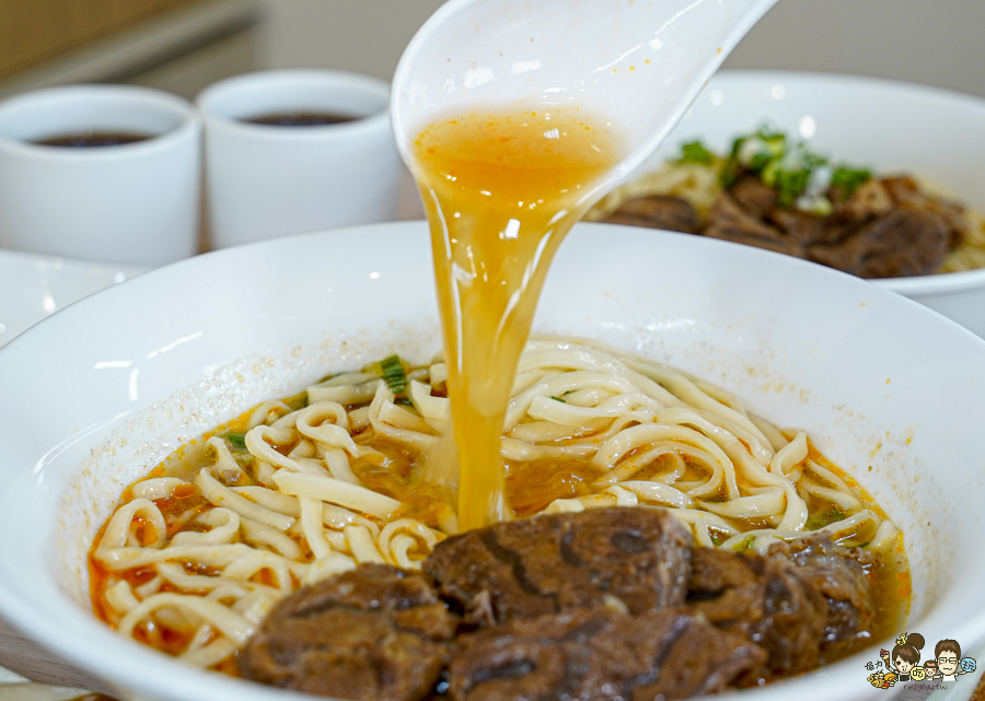 牛忘了呼吸 極品牛肉麵 麵食 乾拌 免費加湯 免費加麵 免費紅茶 必吃 高雄牛肉麵 韓國人都來吃