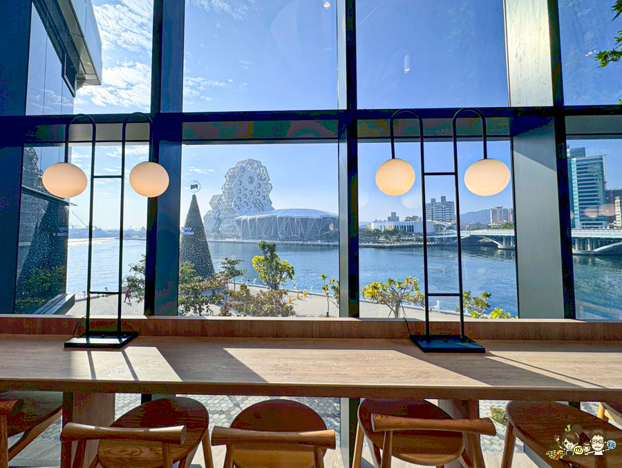 FOCUS 13 珊瑚廣場 高雄 海港 最美 咖啡店 韓系 商城 文創 禮物 百貨 好逛 高流 輕軌