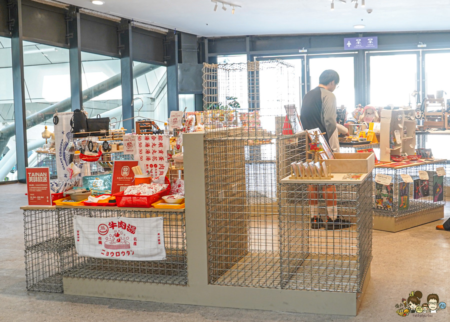 FOCUS 13 珊瑚廣場 高雄 海港 最美 咖啡店 韓系 商城 文創 禮物 百貨 好逛 高流 輕軌