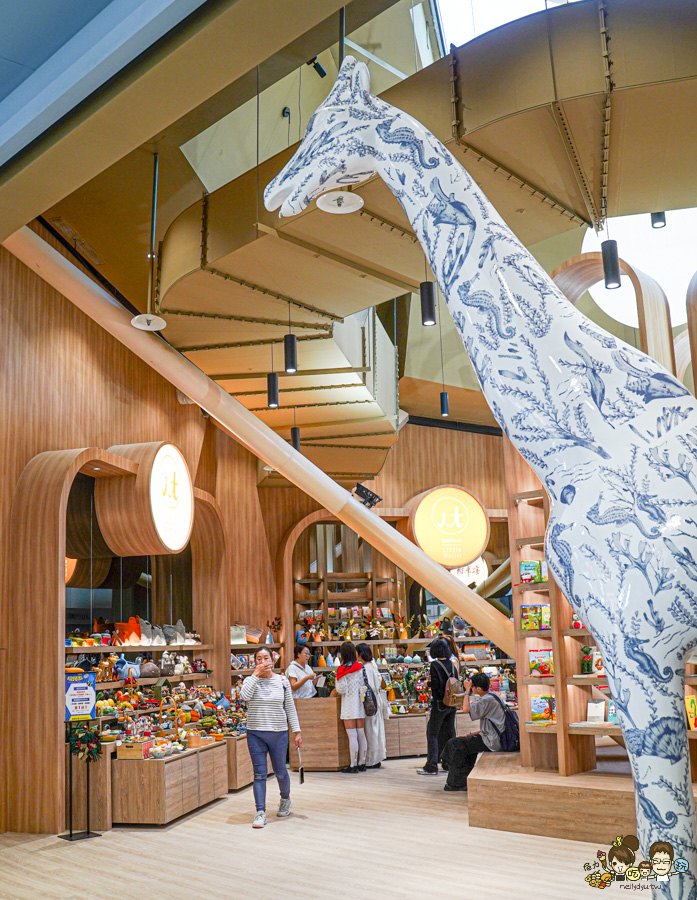 FOCUS 13 珊瑚廣場 高雄 海港 最美 咖啡店 韓系 商城 文創 禮物 百貨 好逛 高流 輕軌