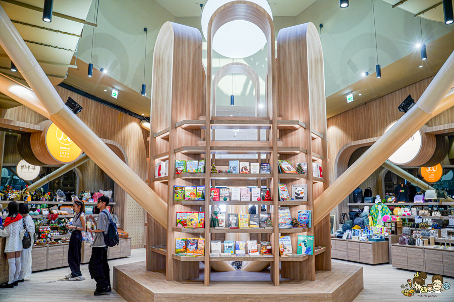 FOCUS 13 珊瑚廣場 高雄 海港 最美 咖啡店 韓系 商城 文創 禮物 百貨 好逛 高流 輕軌