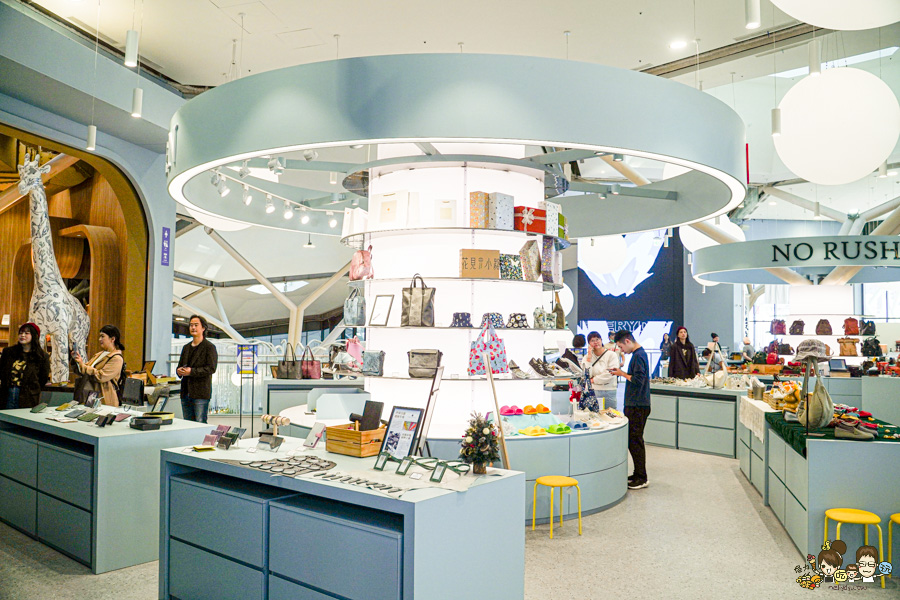 FOCUS 13 珊瑚廣場 高雄 海港 最美 咖啡店 韓系 商城 文創 禮物 百貨 好逛 高流 輕軌