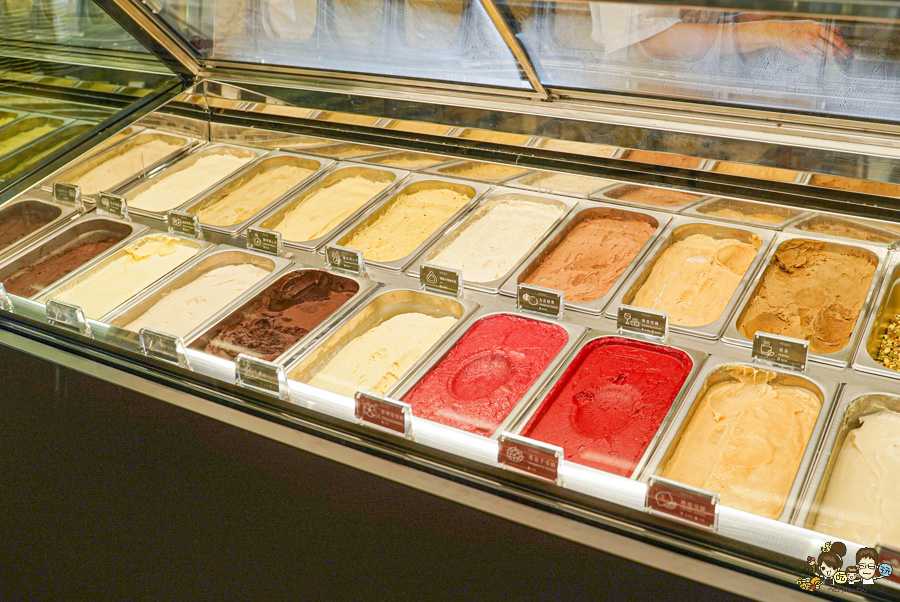 FOCUS 13 珊瑚廣場 高雄 海港 最美 咖啡店 韓系 商城 文創 禮物 百貨 好逛 高流 輕軌