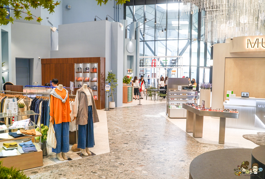 FOCUS 13 珊瑚廣場 高雄 海港 最美 咖啡店 韓系 商城 文創 禮物 百貨 好逛 高流 輕軌