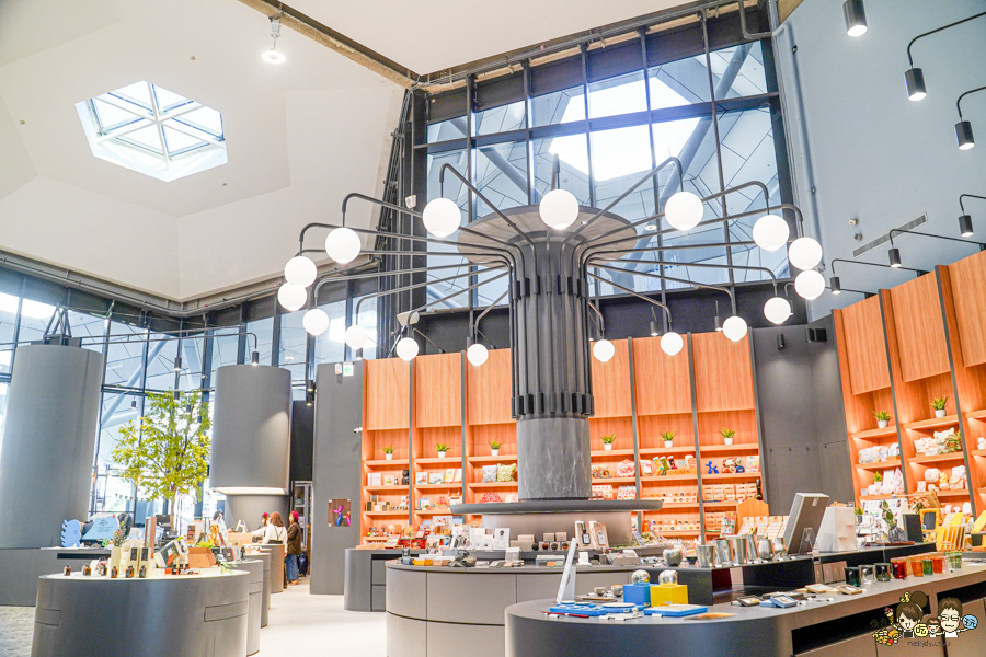 FOCUS 13 珊瑚廣場 高雄 海港 最美 咖啡店 韓系 商城 文創 禮物 百貨 好逛 高流 輕軌