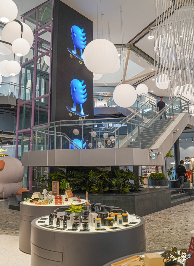 FOCUS 13 珊瑚廣場 高雄 海港 最美 咖啡店 韓系 商城 文創 禮物 百貨 好逛 高流 輕軌