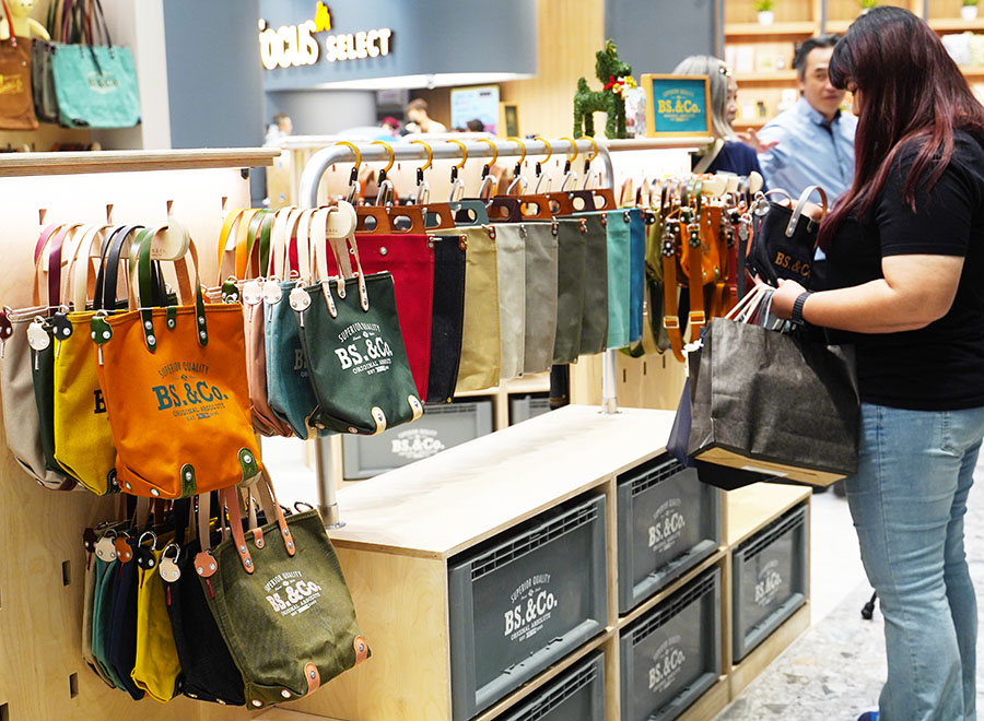 FOCUS 13 珊瑚廣場 高雄 海港 最美 咖啡店 韓系 商城 文創 禮物 百貨 好逛 高流 輕軌