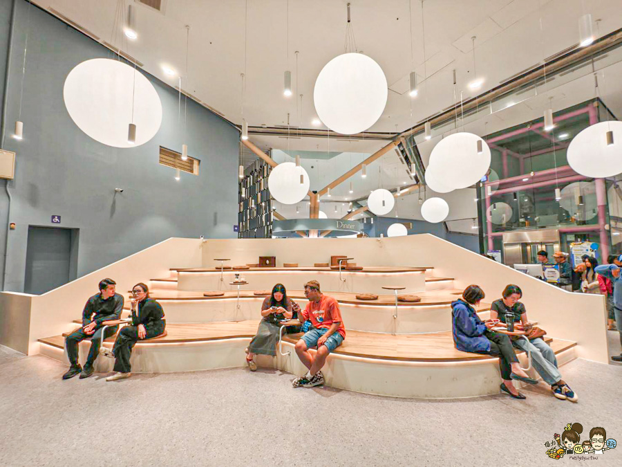 FOCUS 13 珊瑚廣場 高雄 海港 最美 咖啡店 韓系 商城 文創 禮物 百貨 好逛 高流 輕軌