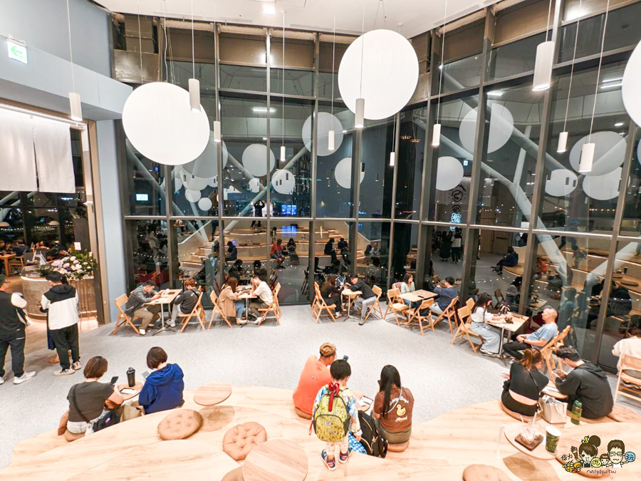 FOCUS 13 珊瑚廣場 高雄 海港 最美 咖啡店 韓系 商城 文創 禮物 百貨 好逛 高流 輕軌