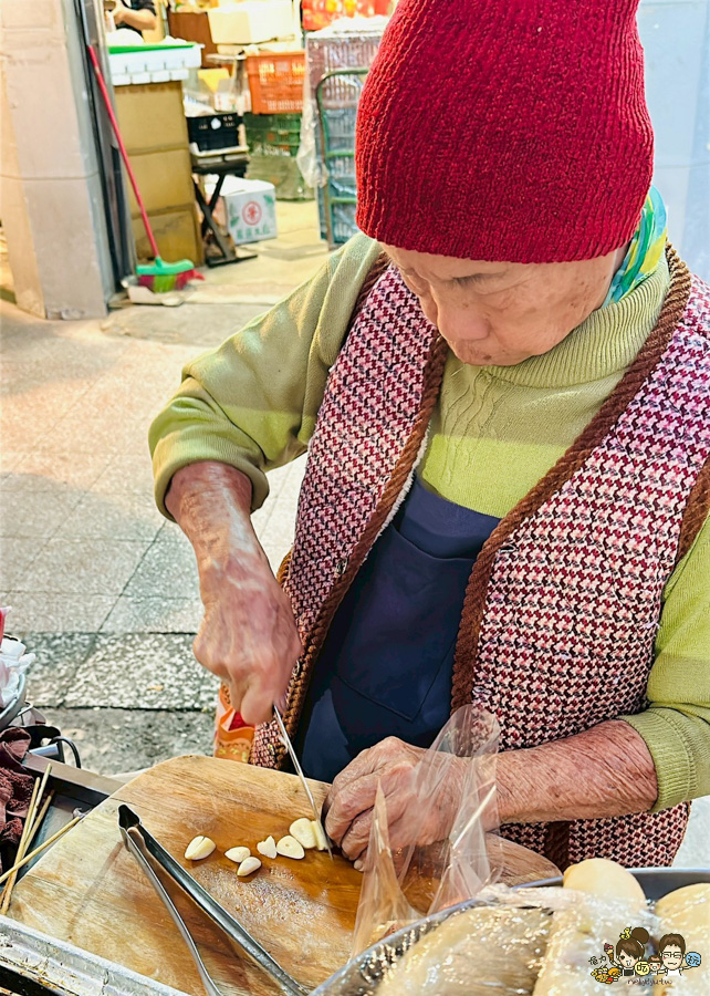 鹽埕美食 大禮街 無名阿婆大腸小腸 香腸 包香腸 下午茶 炭烤 好吃 推薦 老字號