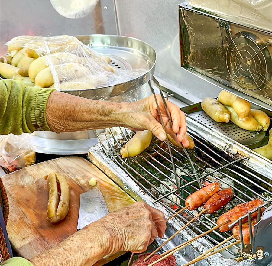 鹽埕美食 大禮街 無名阿婆大腸小腸 香腸 包香腸 下午茶 炭烤 好吃 推薦 老字號