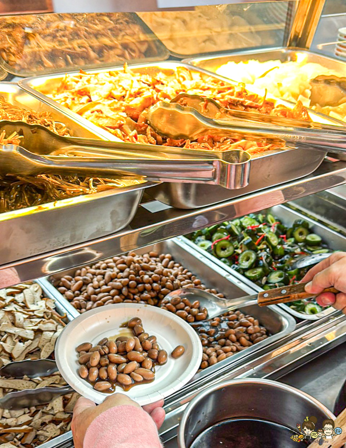 鳳山中山路夜市30年老味道 紅綠燈下的 売牛 原汁牛肉麵 牛軟骨 限量 特製小菜 辣醬 鳳山牛肉麵 高雄牛肉麵 老店