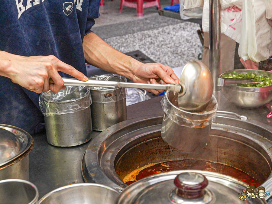鳳山中山路夜市30年老味道 紅綠燈下的 売牛 原汁牛肉麵 牛軟骨 限量 特製小菜 辣醬 鳳山牛肉麵 高雄牛肉麵 老店