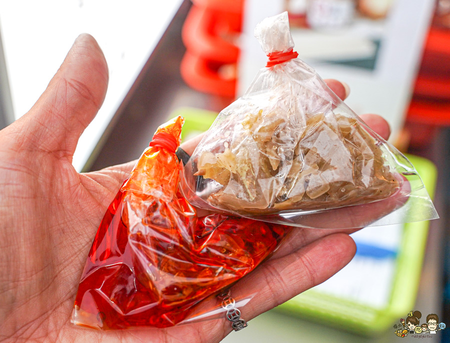 鳳山中山路夜市30年老味道 紅綠燈下的 売牛 原汁牛肉麵 牛軟骨 限量 特製小菜 辣醬 鳳山牛肉麵 高雄牛肉麵 老店