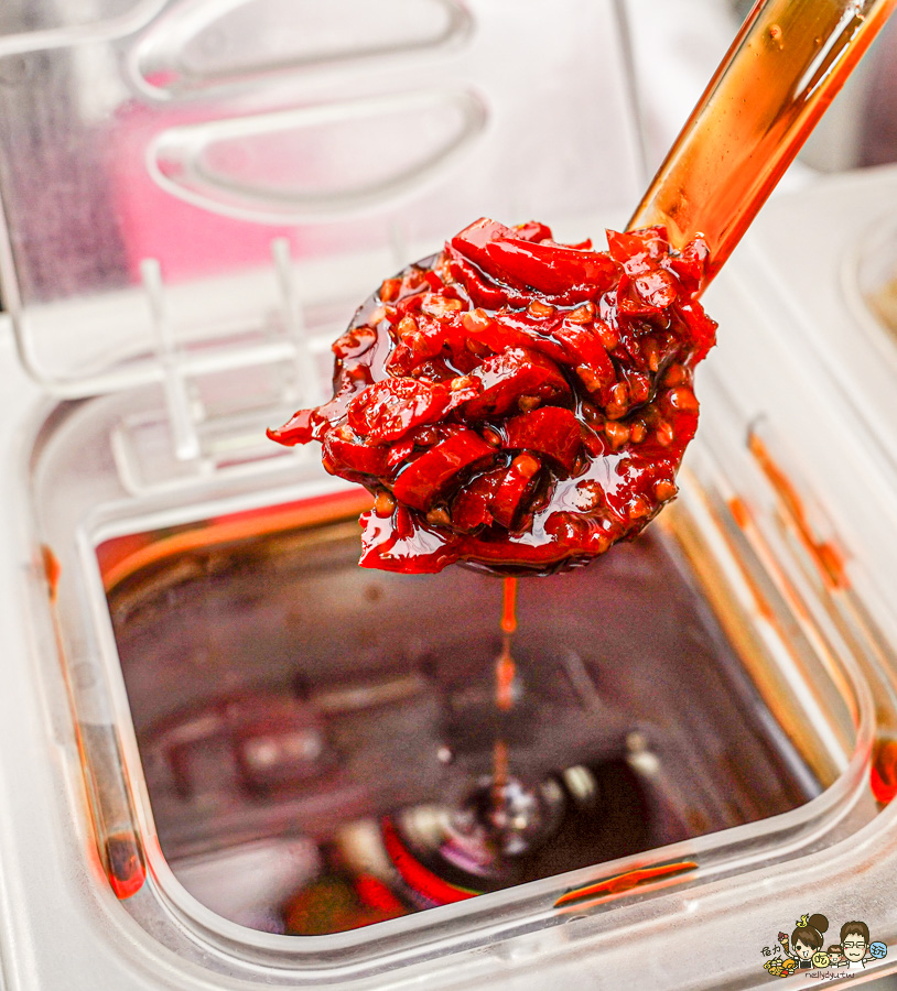 鳳山中山路夜市30年老味道 紅綠燈下的 売牛 原汁牛肉麵 牛軟骨 限量 特製小菜 辣醬 鳳山牛肉麵 高雄牛肉麵 老店