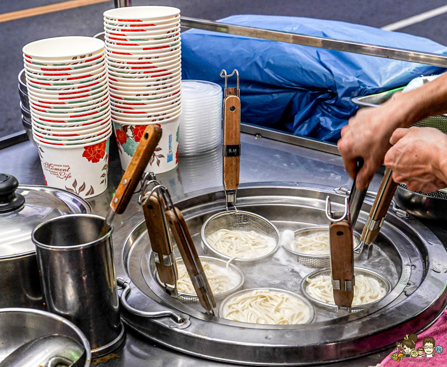 鳳山中山路夜市30年老味道 紅綠燈下的 売牛 原汁牛肉麵 牛軟骨 限量 特製小菜 辣醬 鳳山牛肉麵 高雄牛肉麵 老店