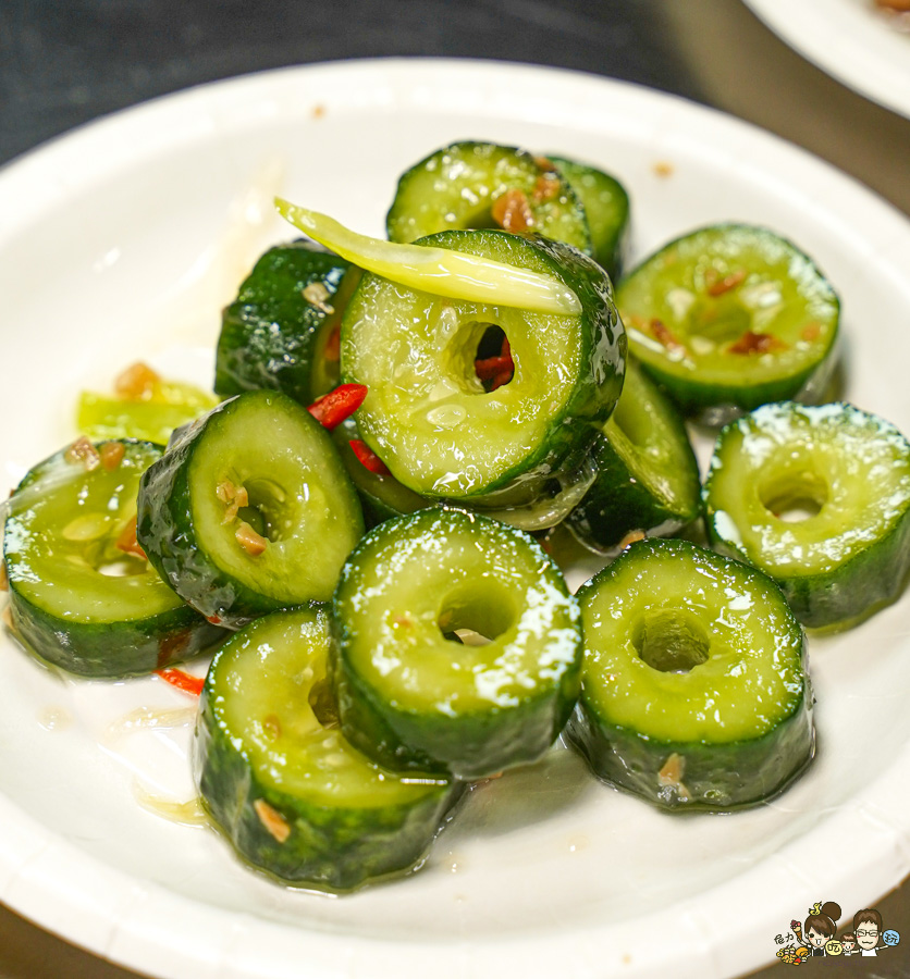 鳳山中山路夜市30年老味道 紅綠燈下的 売牛 原汁牛肉麵 牛軟骨 限量 特製小菜 辣醬 鳳山牛肉麵 高雄牛肉麵 老店