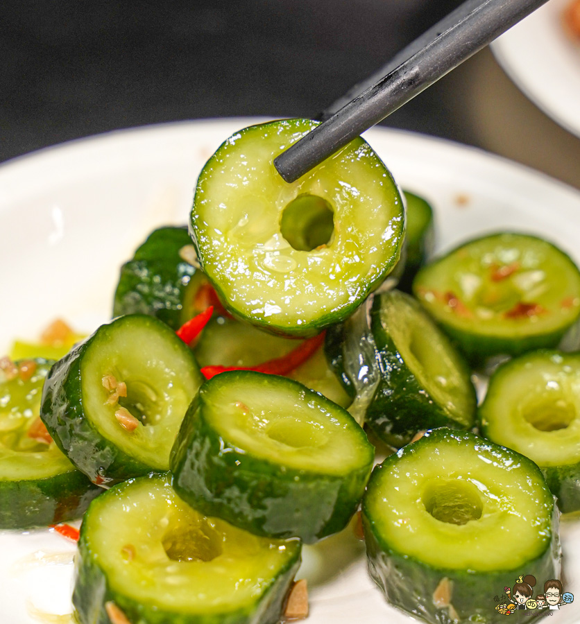 鳳山中山路夜市30年老味道 紅綠燈下的 売牛 原汁牛肉麵 牛軟骨 限量 特製小菜 辣醬 鳳山牛肉麵 高雄牛肉麵 老店