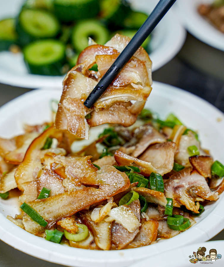 鳳山中山路夜市30年老味道 紅綠燈下的 売牛 原汁牛肉麵 牛軟骨 限量 特製小菜 辣醬 鳳山牛肉麵 高雄牛肉麵 老店