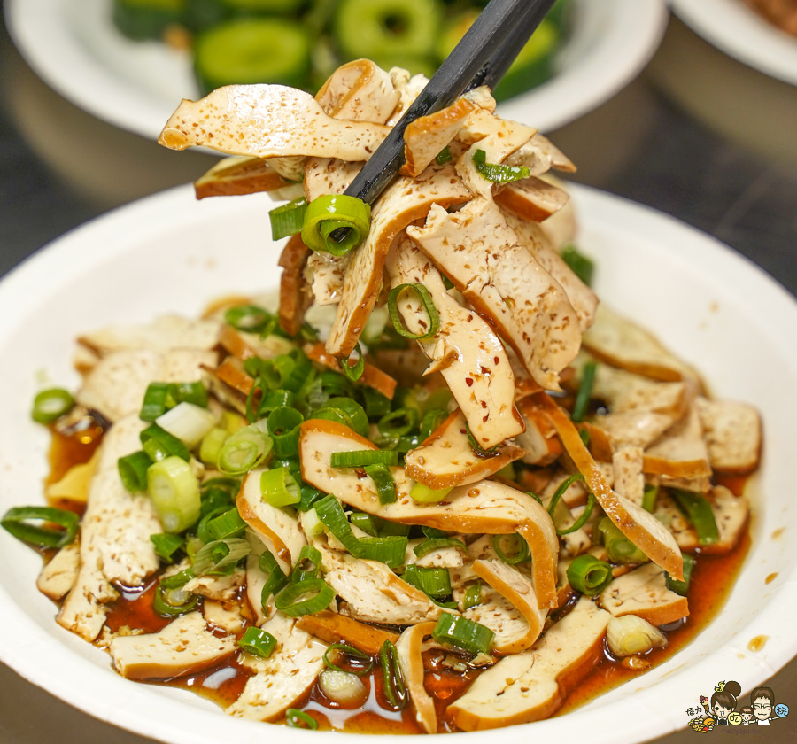 鳳山中山路夜市30年老味道 紅綠燈下的 売牛 原汁牛肉麵 牛軟骨 限量 特製小菜 辣醬 鳳山牛肉麵 高雄牛肉麵 老店