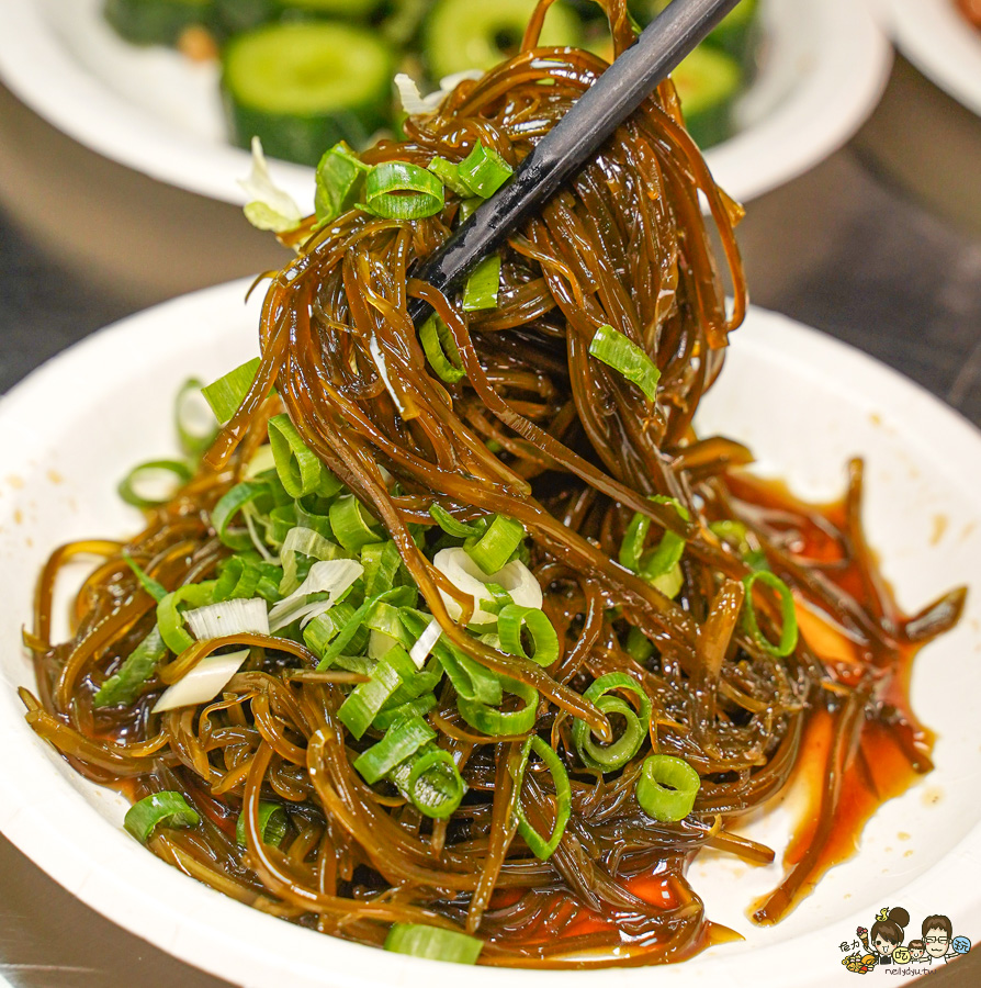 鳳山中山路夜市30年老味道 紅綠燈下的 売牛 原汁牛肉麵 牛軟骨 限量 特製小菜 辣醬 鳳山牛肉麵 高雄牛肉麵 老店