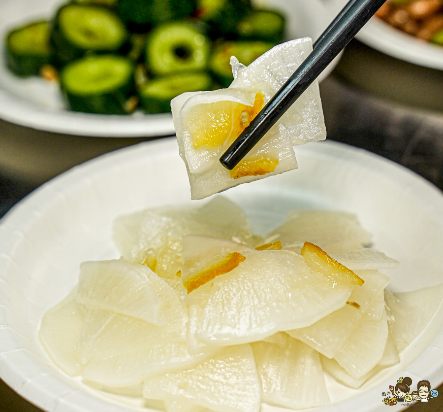 鳳山中山路夜市30年老味道 紅綠燈下的 売牛 原汁牛肉麵 牛軟骨 限量 特製小菜 辣醬 鳳山牛肉麵 高雄牛肉麵 老店