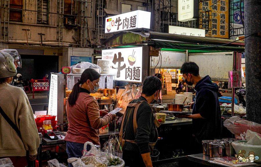鳳山中山路夜市30年老味道 紅綠燈下的 売牛 原汁牛肉麵 牛軟骨 限量 特製小菜 辣醬 鳳山牛肉麵 高雄牛肉麵 老店